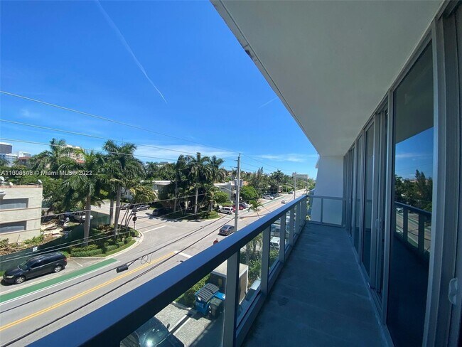 Building Photo - 9940 W Bay Harbor Dr