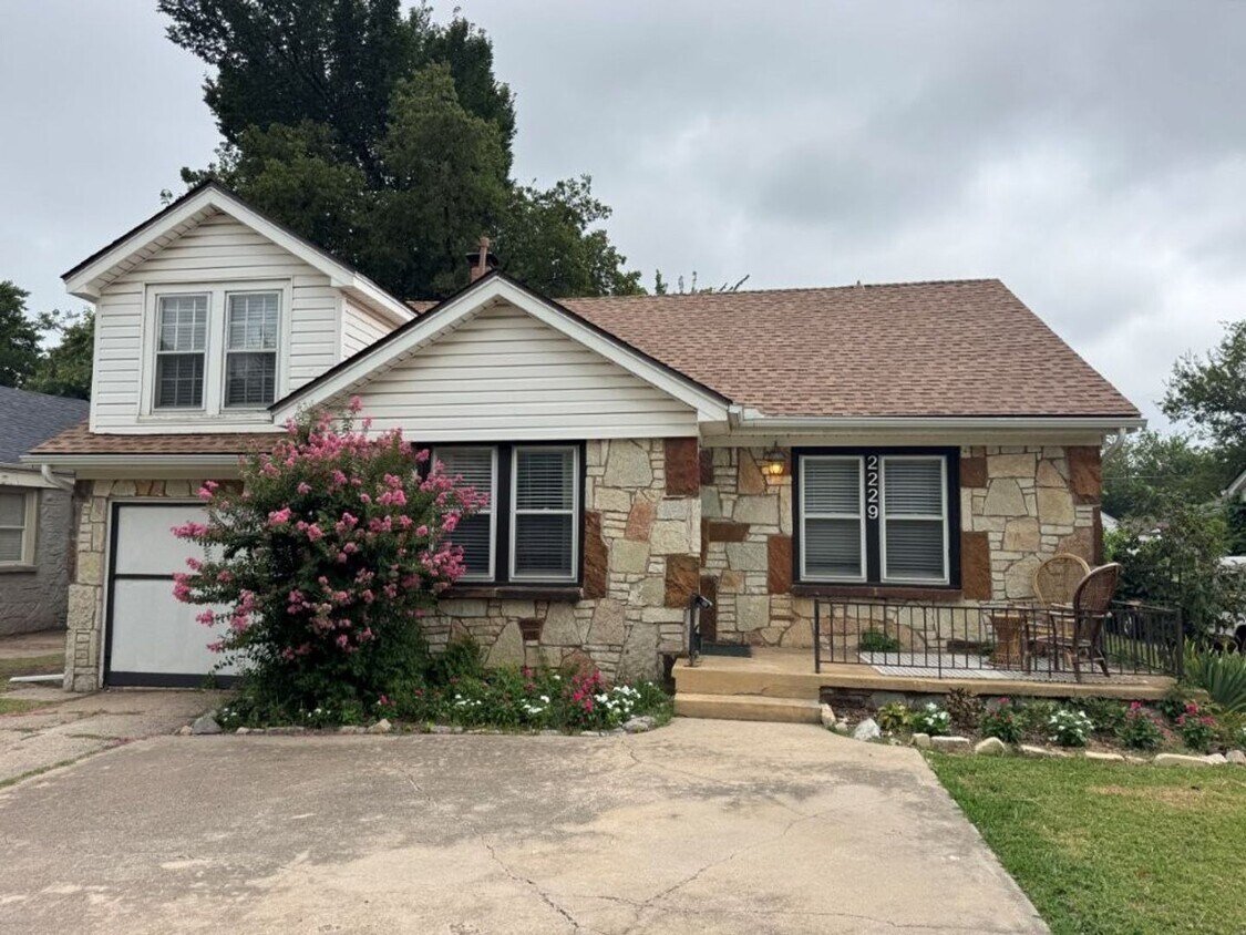 Cutest 3 bed with historic charm, so close... - Cutest 3 bed with historic charm, so close...