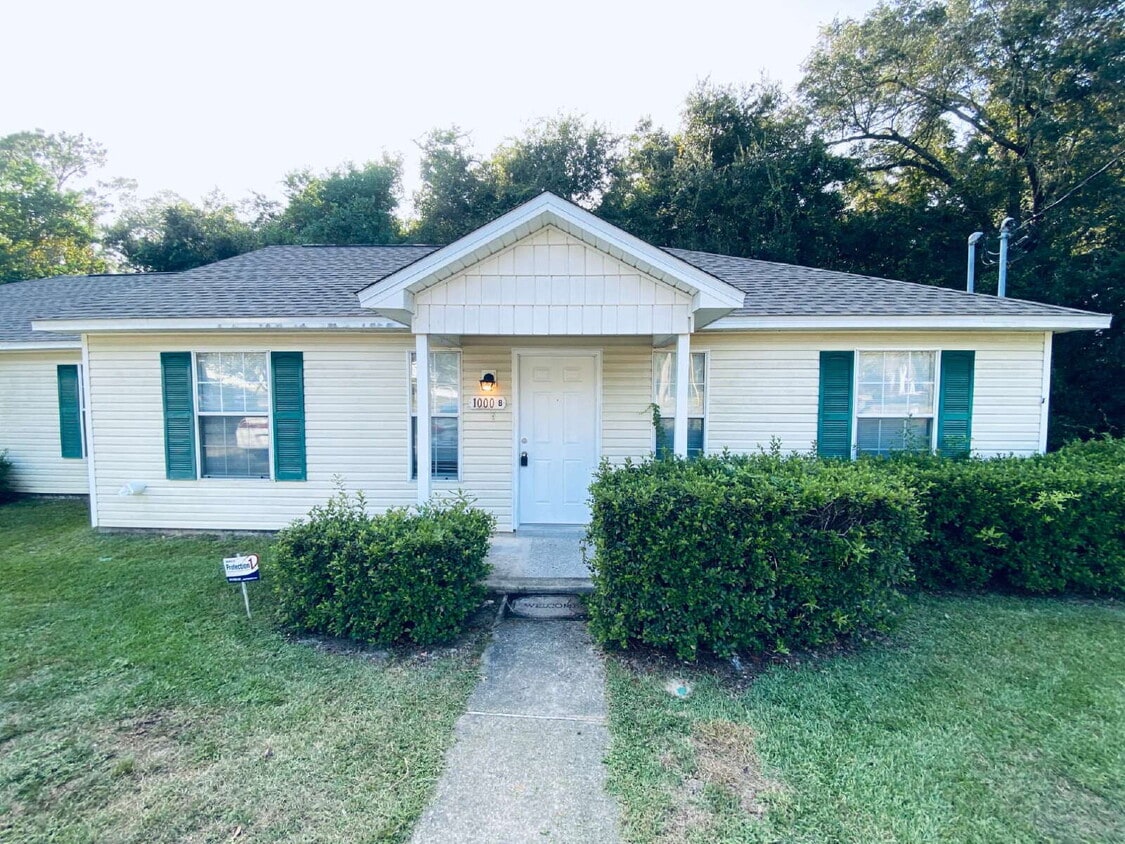Primary Photo - Fantastic location! This end unit offers t...