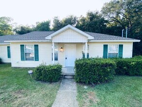 Building Photo - 1000 Sable Dr