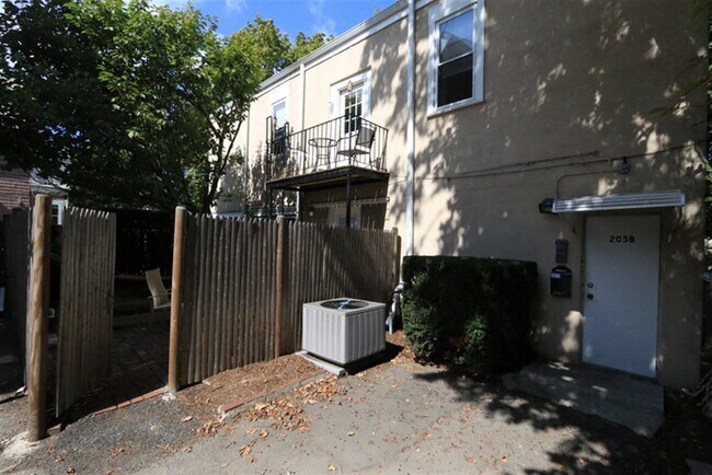 Building Photo - 205B Highland Ave