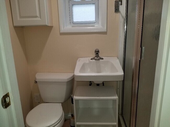 Baño - 608 E Penn St
