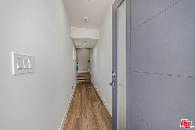 Foto del edificio - 2057 1/2 S Garth Ave