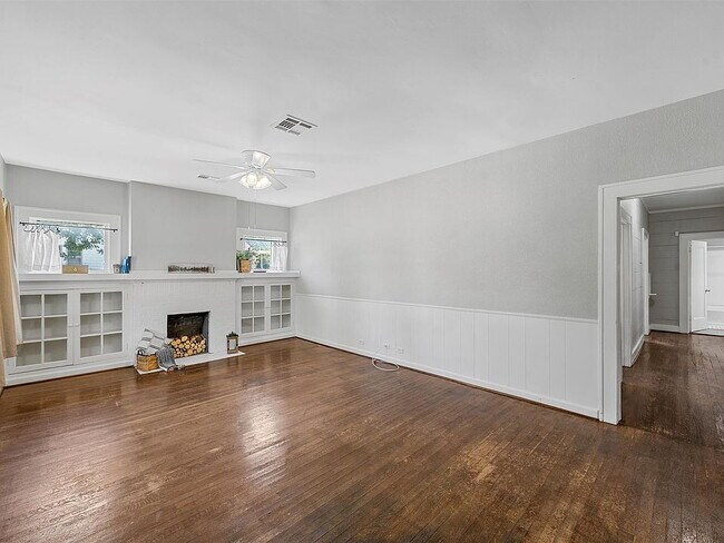 Foto del edificio - Charming 1924 Corner-Lot Home with Original Character and Modern Comforts