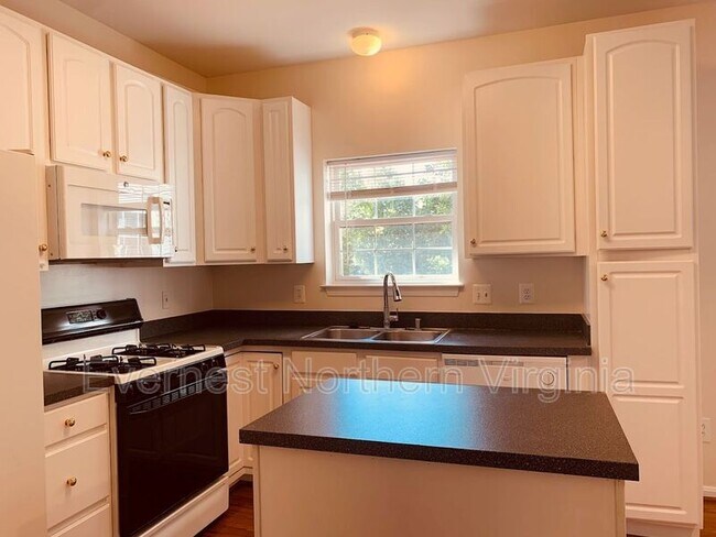 Building Photo - 515 Ginkgo Terrace NE