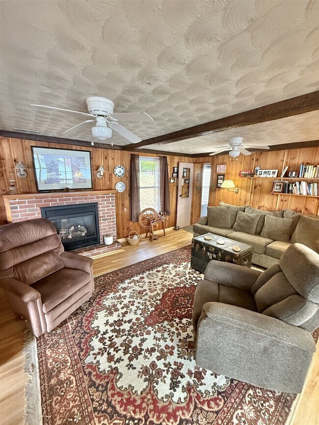 Foto del edificio - 156 Barker Pond Rd