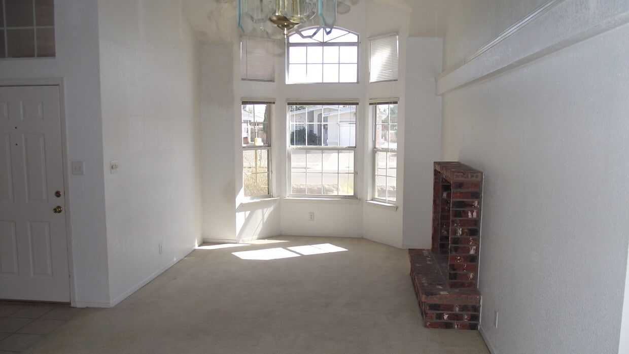 Building Photo - Northeast El Paso 3 Bed w/bonus loft!