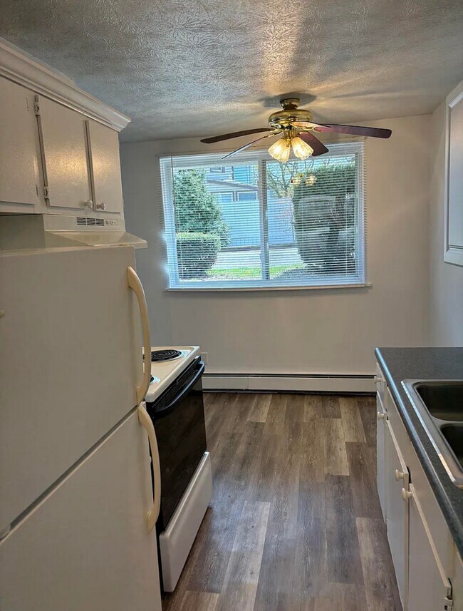 Cocina reformada con gran ventanal. - 104 W Pulteney St