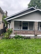 Building Photo - 890 N Gladstone Ave