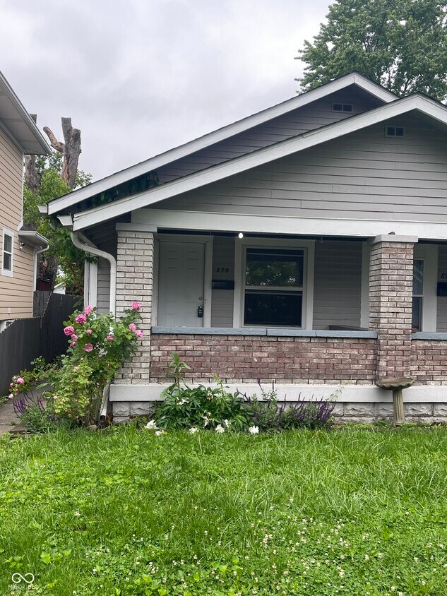 Foto principal - 890 N Gladstone Ave