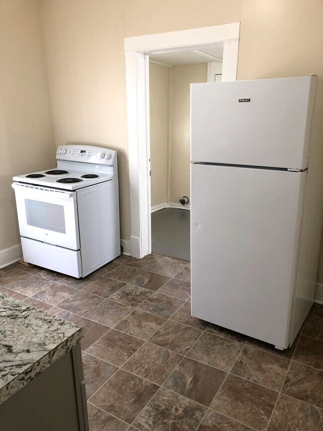 Building Photo - 2 Bed, 1 Bath - RANCH STYLE!!