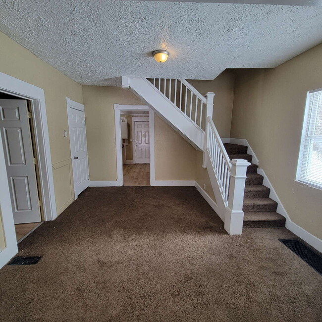 Building Photo - 4 bedroom