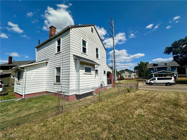 Foto del edificio - 323 Belden Ave NE