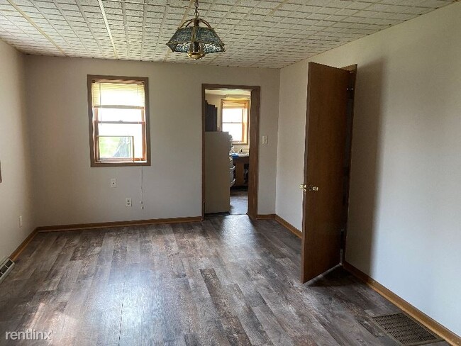 Building Photo - 2 br, 1 bath Apartment - 919 Harding Way E