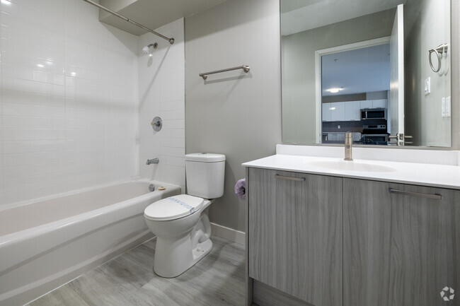 1BR, 1BA - 901 SF - Bathroom - Glenbourne Gardens