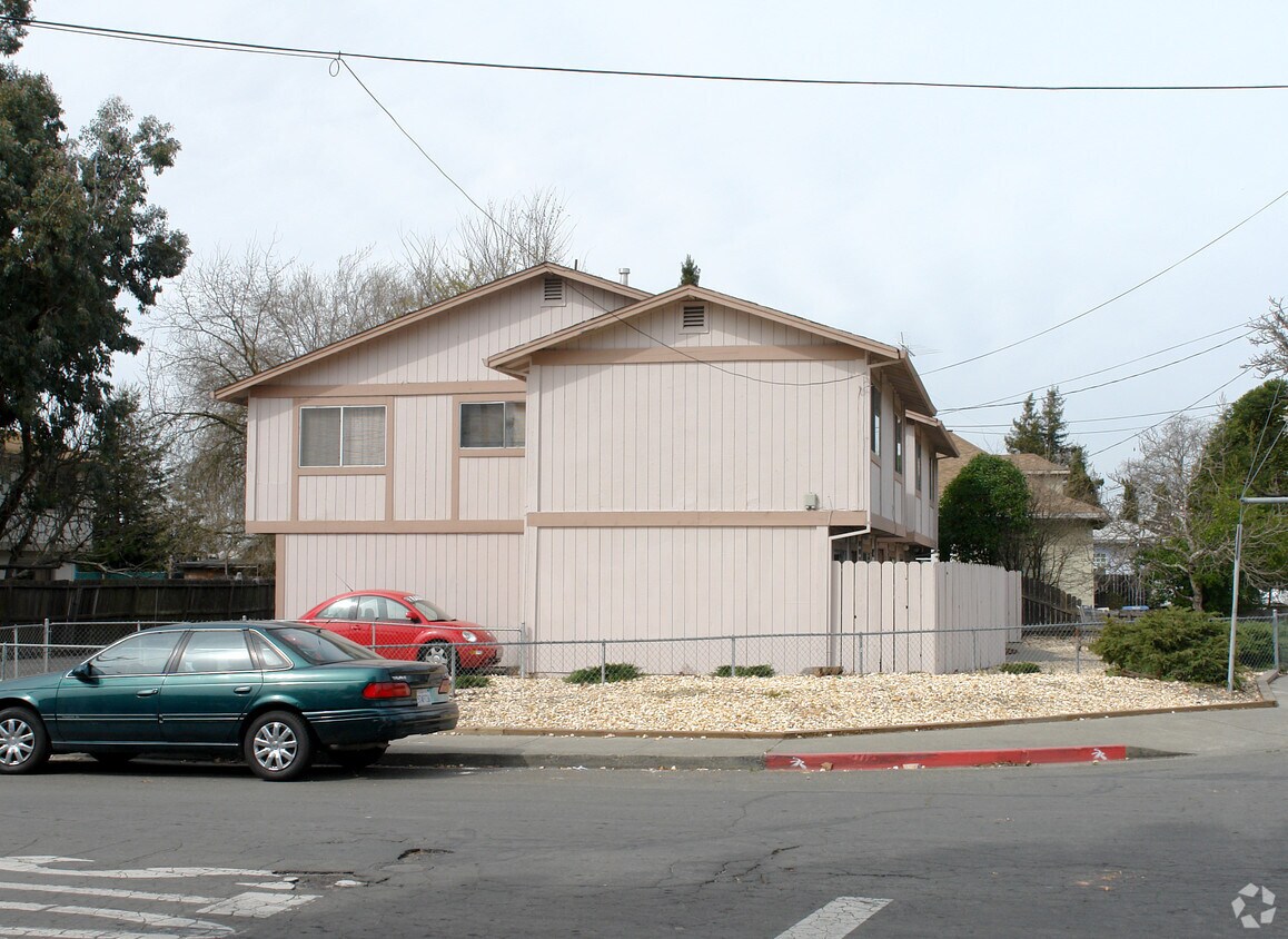 Building Photo - 827-831 West Ave