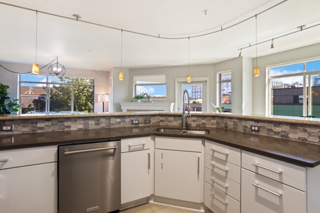 Foto del edificio - 900 Aurora Ave N