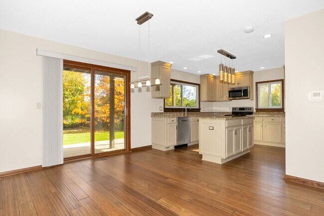 Building Photo - Lovely 4 Bedroom Home on a Sweet Cul-De Sac