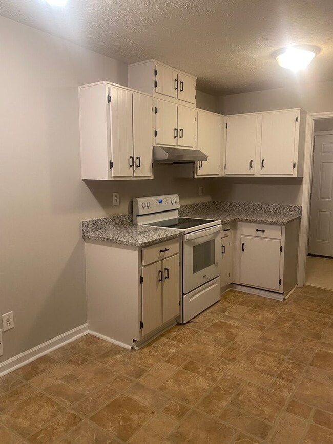Building Photo - Beautifully Remodeled 2-Bedroom, 2-Bath Ho...