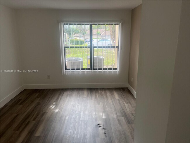 Foto del edificio - 4361 W McNab Rd