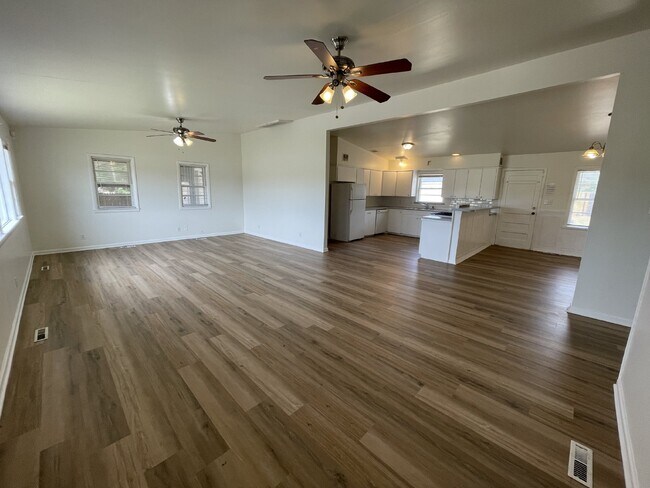 Foto del edificio - 4-Bedroom, 1.5 Bath Home in NW OKC