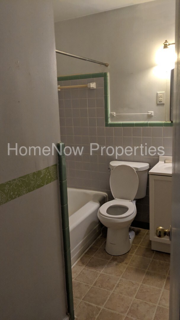 Foto del edificio - Charming 1 Bed Apartment across from the Park