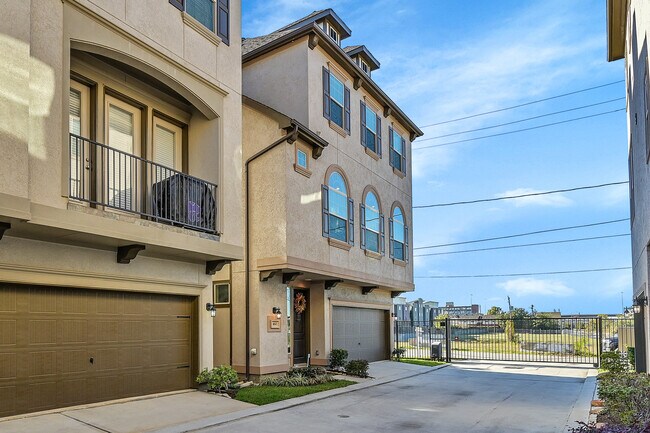 Building Photo - 460 N Live Oak St
