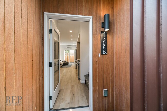 Building Photo - Brand New Townhome in the Heart of Walling...