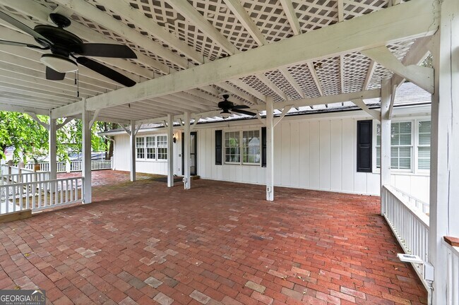 Foto del edificio - 1455 Courtney Ln