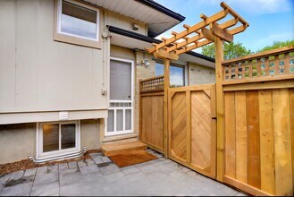 Building Photo - 266 Highview Cres