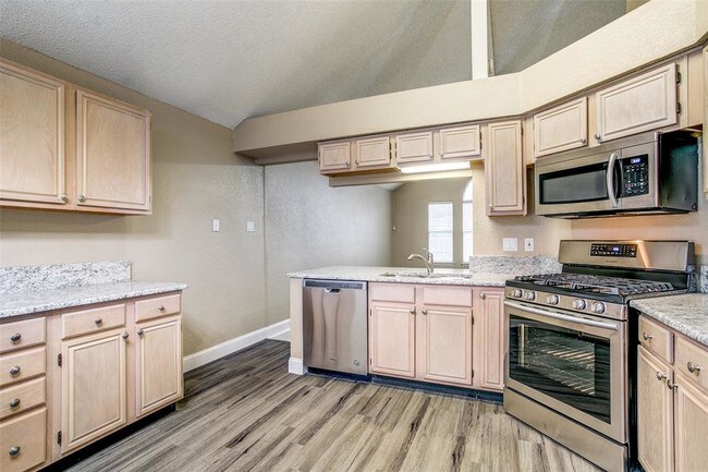 Building Photo - 608 Teakwood Dr