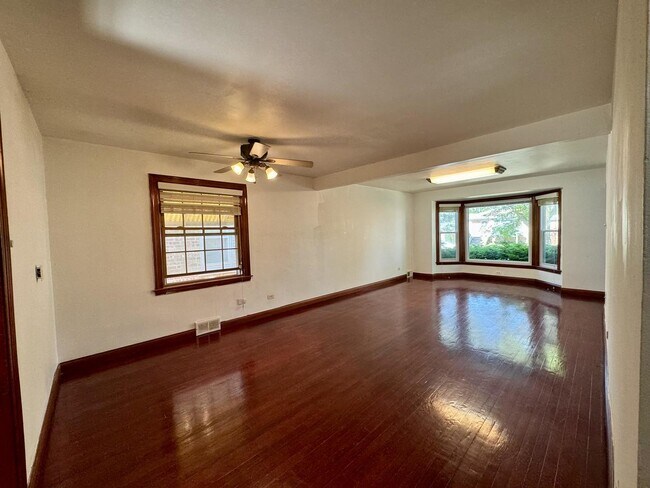 Building Photo - 4527 N Mulligan Ave
