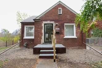 Building Photo - This beautifully updated 2-bedroom, 1-bath...