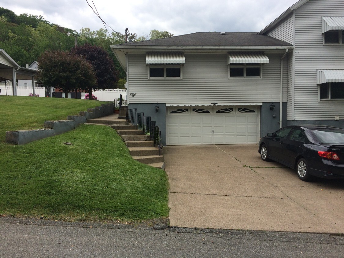 Primary Photo - 208 Erie St