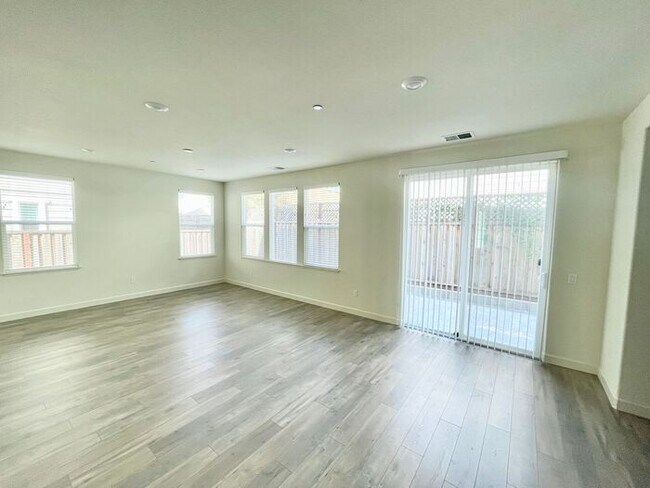 Foto del edificio - Beautiful 4 Bed 3 Bath Home in W Section Rohnert Park- $3,800 per month!