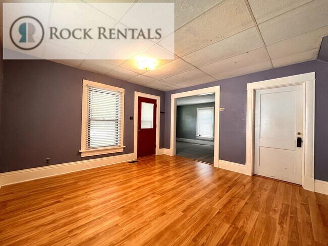 Foto del edificio - 3 Bed 1 Bath with Bonus Room