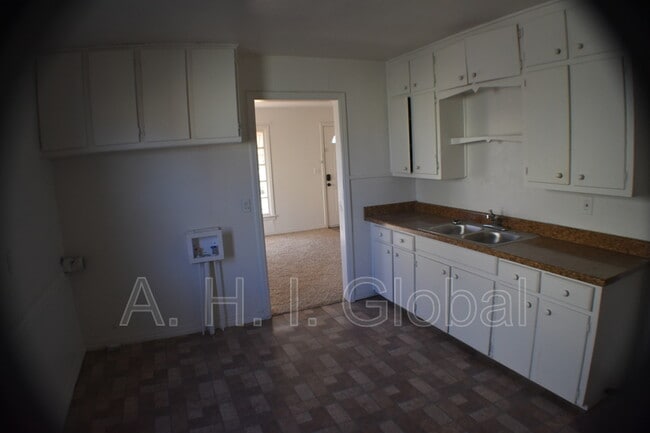 Building Photo - 1916 S Seminole St