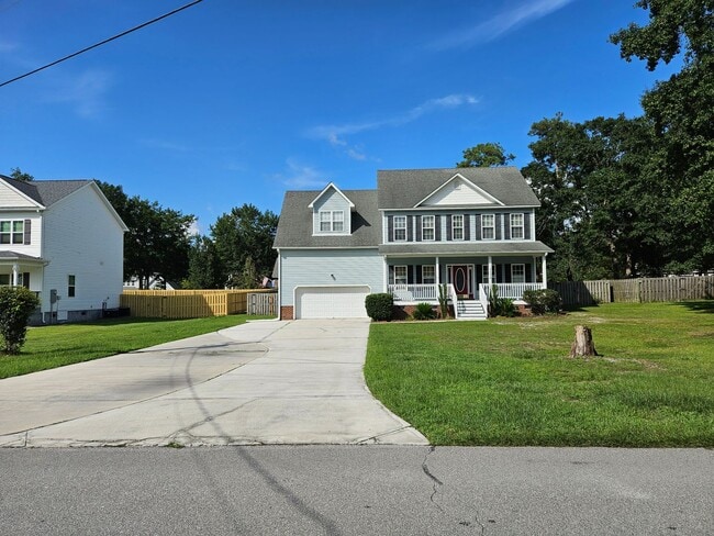 Building Photo - Beautiful unfurnished 4 bedroom, 2.5 bath ...