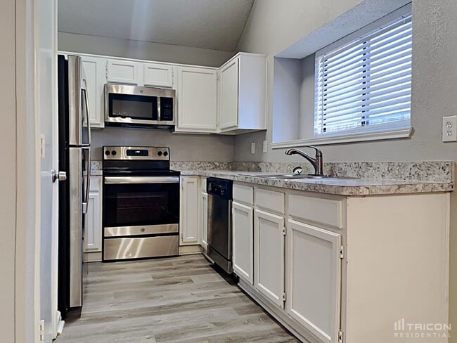 Building Photo - 906 Sylvan Creek Dr