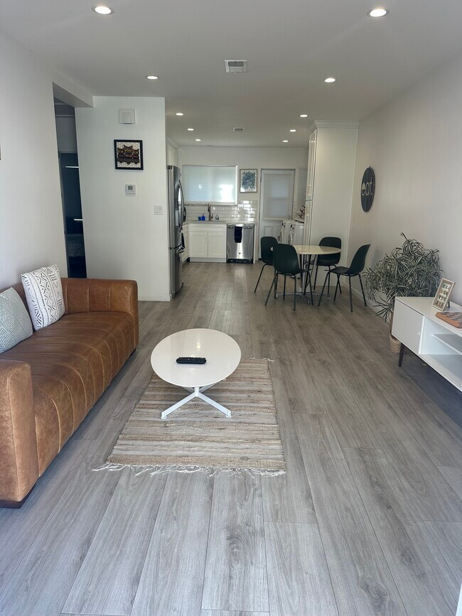 Foto del edificio - 2449 Florencita Dr W