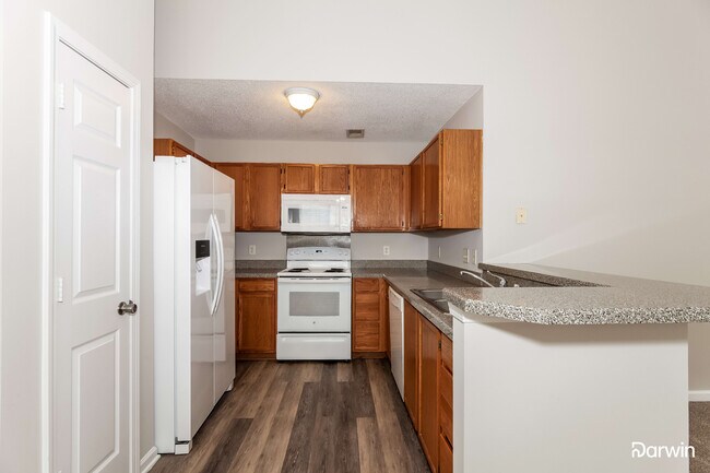 Foto del edificio - 11131 Northwoods Forest Dr, Charlotte, NC ...