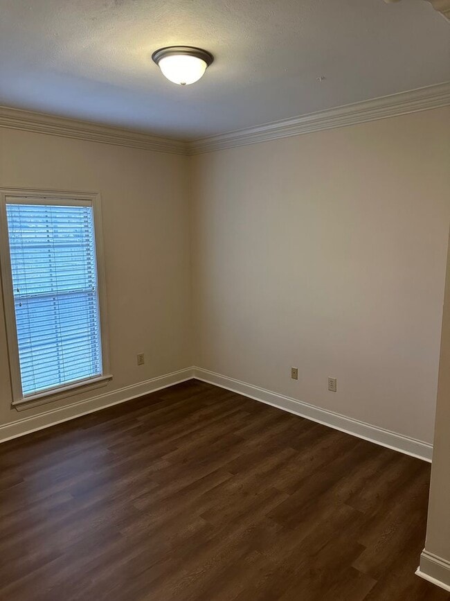 Building Photo - 121 Hallmark Pl