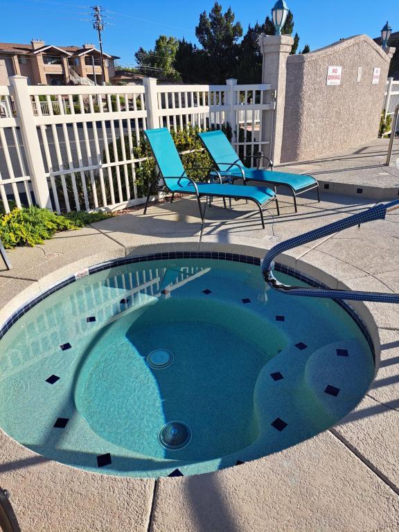 Building Photo - 985 E Mingus Ave