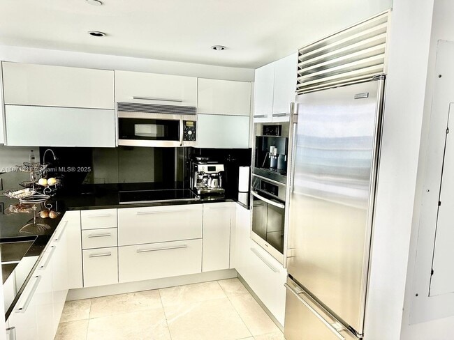 Building Photo - 17121 Collins Ave