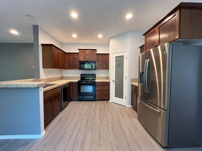 Building Photo - Charming 3-Bedroom Home with Open Layout, ...