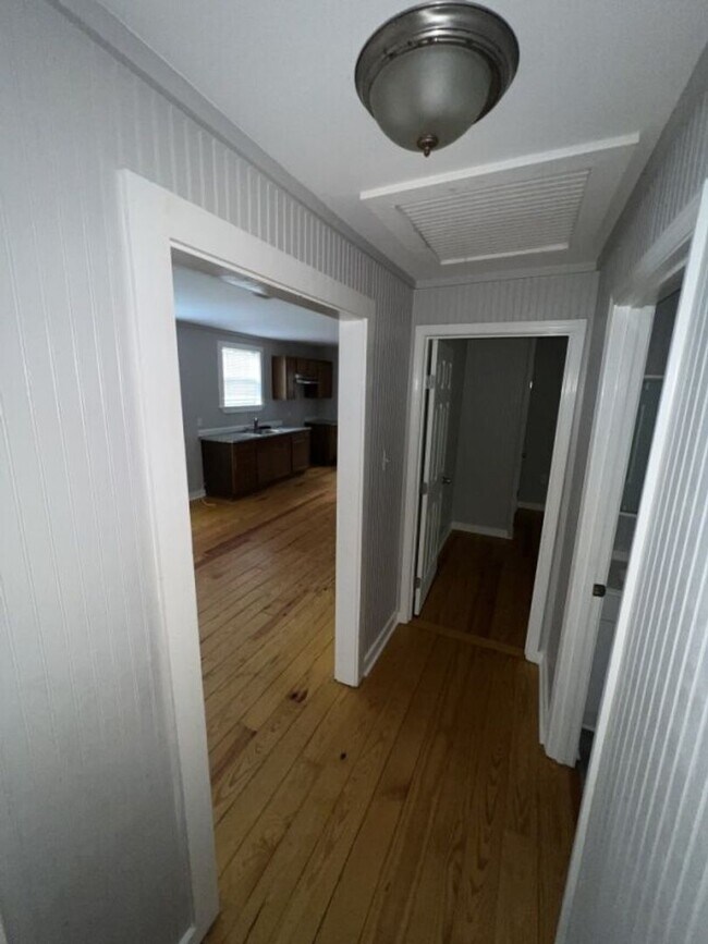 Foto del edificio - 3-Bedroom Home with Hardwood Floors & Open Living Space – Deposit Alternative Available!