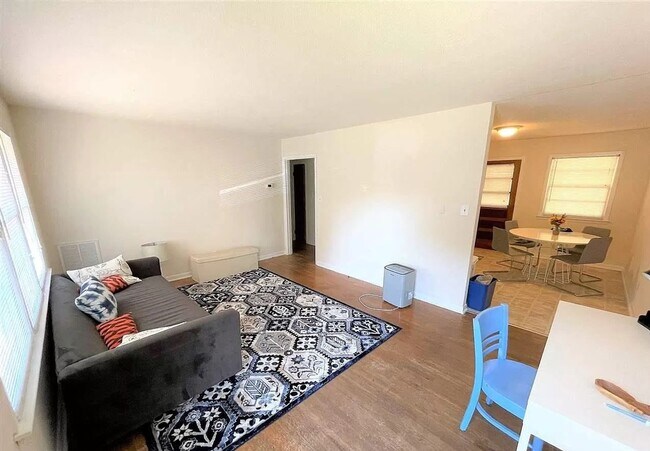 Foto del edificio - 2 Bed 1 Bath walking distance to downtown Chapel Hill and UNC
