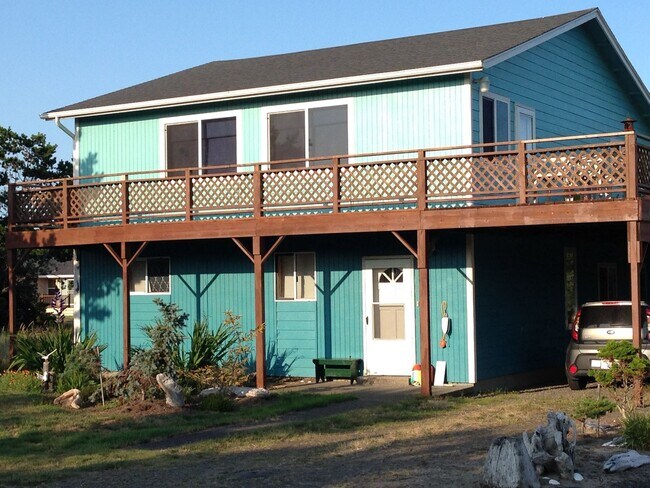 Foto del edificio - Ocean Park 2-Story Home, Deck with Views, Separate Living Spaces