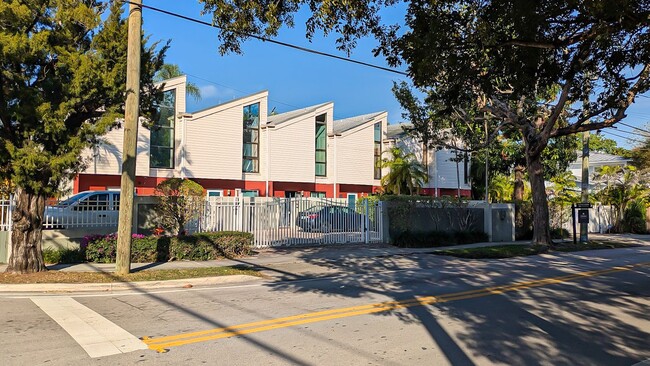 Foto del edificio - Spacious & Stylish Coconut Grove Townhouse!