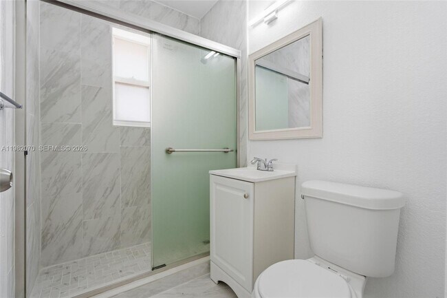 Foto del edificio - 8430 Crespi Blvd